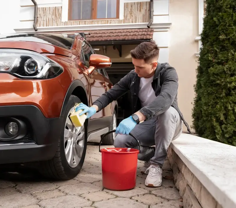 Lavage auto à domicile Morsain : professionnel intervenant sur un véhicule